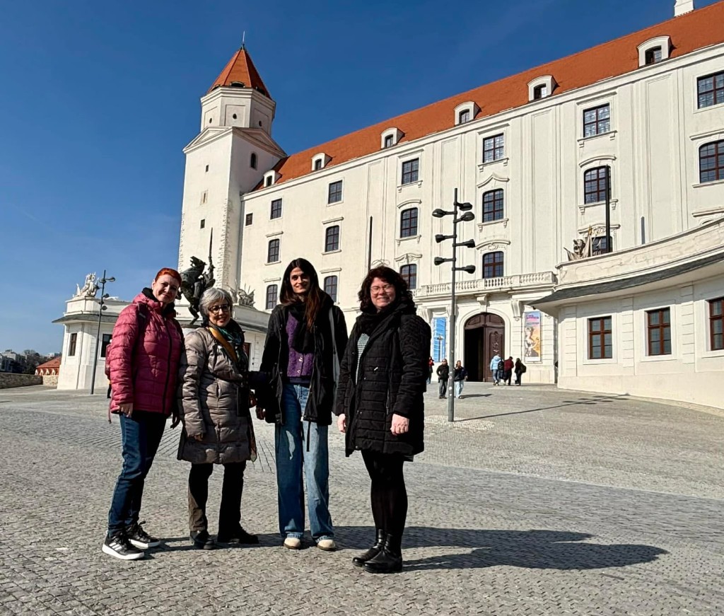 Docenti davanti al Castello di Bratislava durante l'ultimo giorno